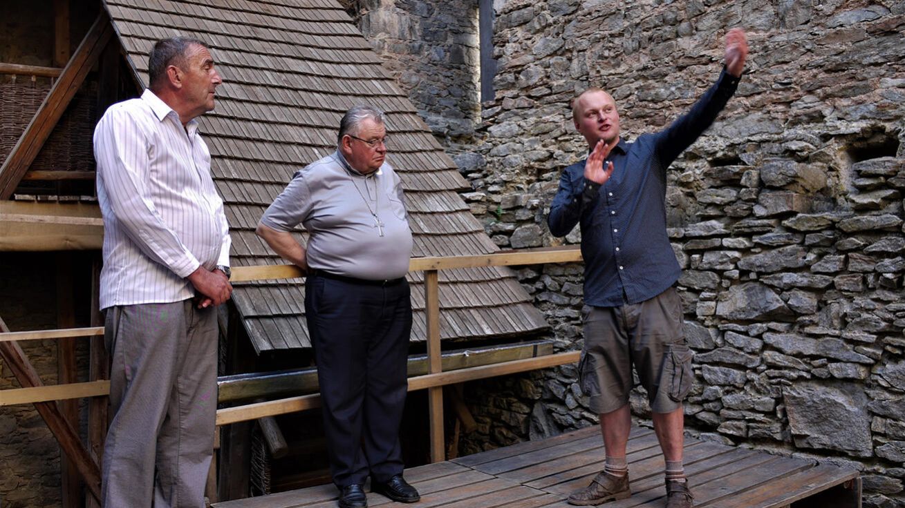 image:Image Kardinál Dominik Duka si během své dovolené prohlédl i hrad Kašperk, kterým ho provedl kastelán Václav Kůs.