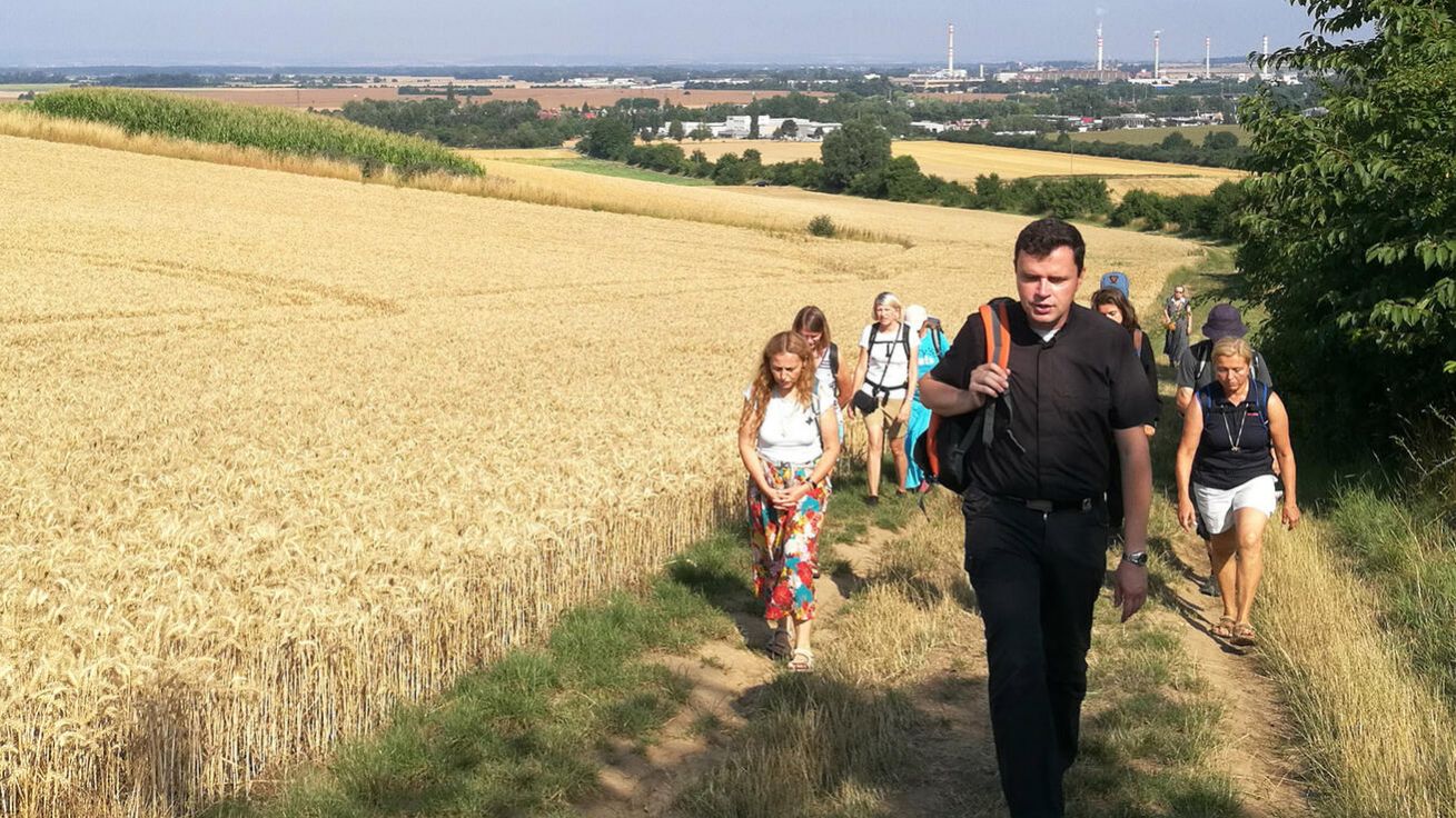 image:Image Poutníci se na trase z Olomouce na Velehrad modlili nejen za umělce.
