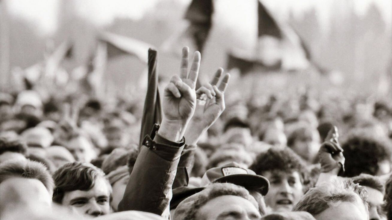 Tři desetiletí po listopadu 1989 se v české společnosti objevují tendence návratu k autoritativní formě vládnutí. image:Image Tři desetiletí po listopadu 1989 se v české společnosti objevují tendence návratu k autoritativní formě vládnutí.