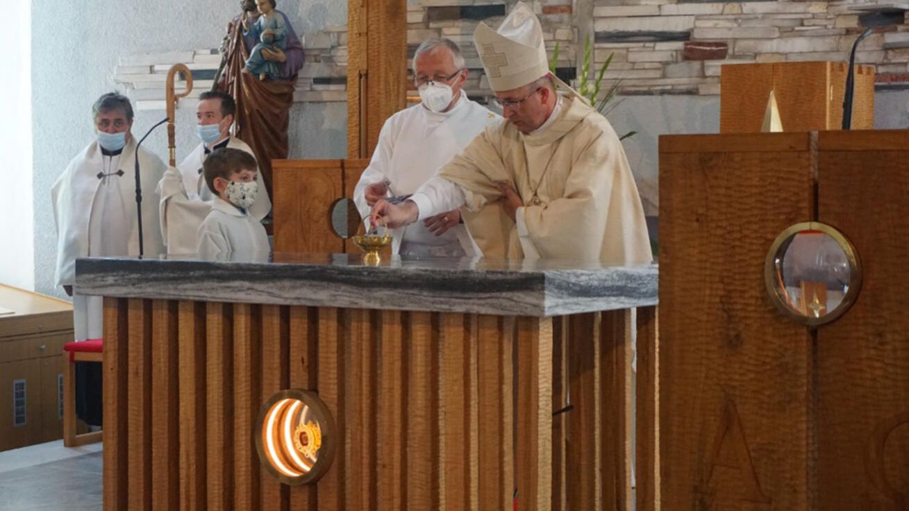 image:Image Oltář v kostele sv. Anny v Havířově posvětil biskup Martin David. Jsou do něho vloženy ostatky sv. Jana Sarkandra.