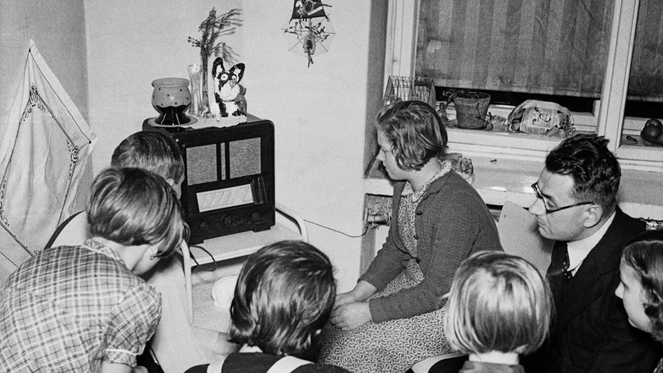 image:Image Lewisovy válečné promluvy na rozhlasové stanici BBC v letech 1941–1943 přinášely naději mnoha posluchačům. Jejich poselství je nadčasové.