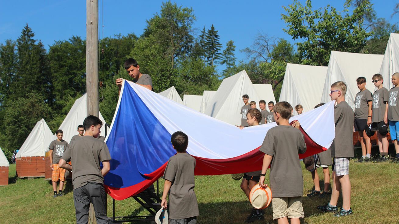 image:Image K táborům patří slavnostní nástupy s vyvěšením státní vlajky.