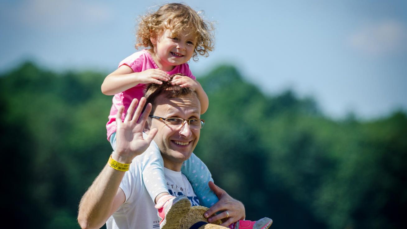 image:Image Když je nejhůř a nohy se na výletě už jenom pletou, tak táta vezme svou princeznu do náruče nebo na záda a do cíle ji donese.