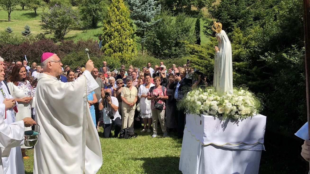 image:Image Biskup Tomáš Galis žehná v Koclířově kopii fatimské Madony.