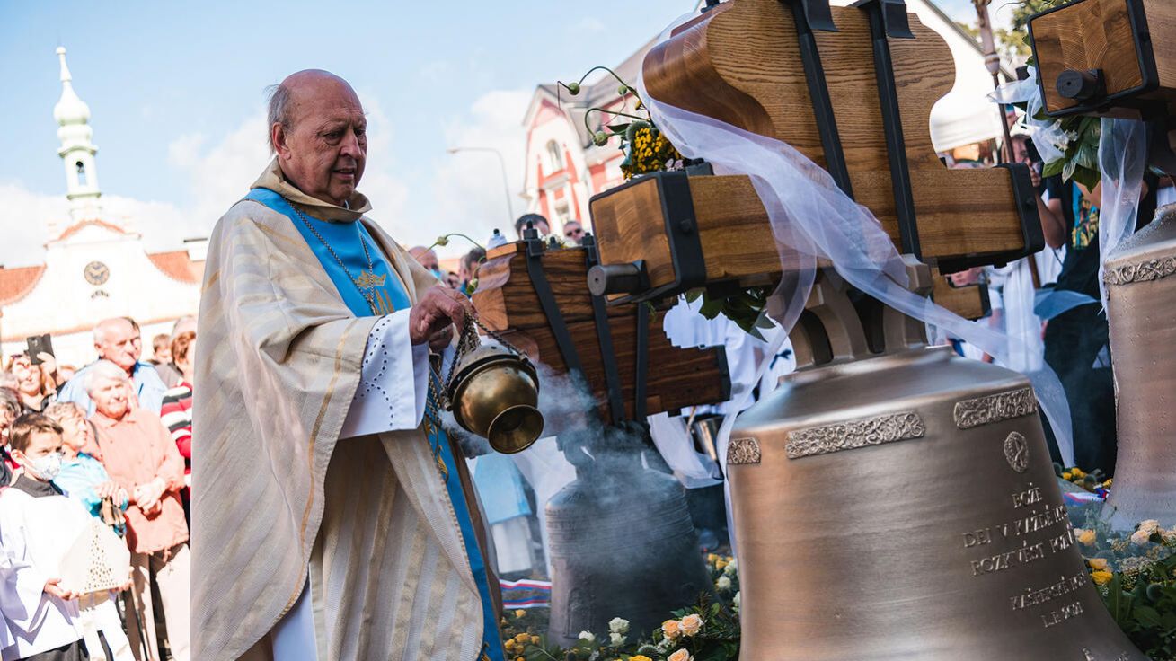 image:Image Nové zvony v Kašperských Horách posvětil v neděli českobudějovický biskup Mons. Pavel Posád.