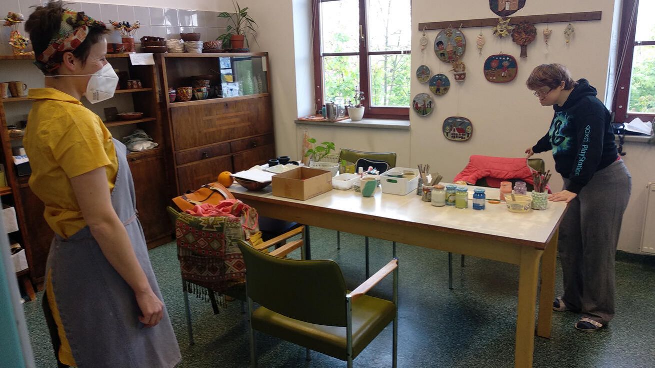 image:Image Libocký domov má čtyři dílny – tkalcovskou, keramickou, dřevařskou a výtvarnou.