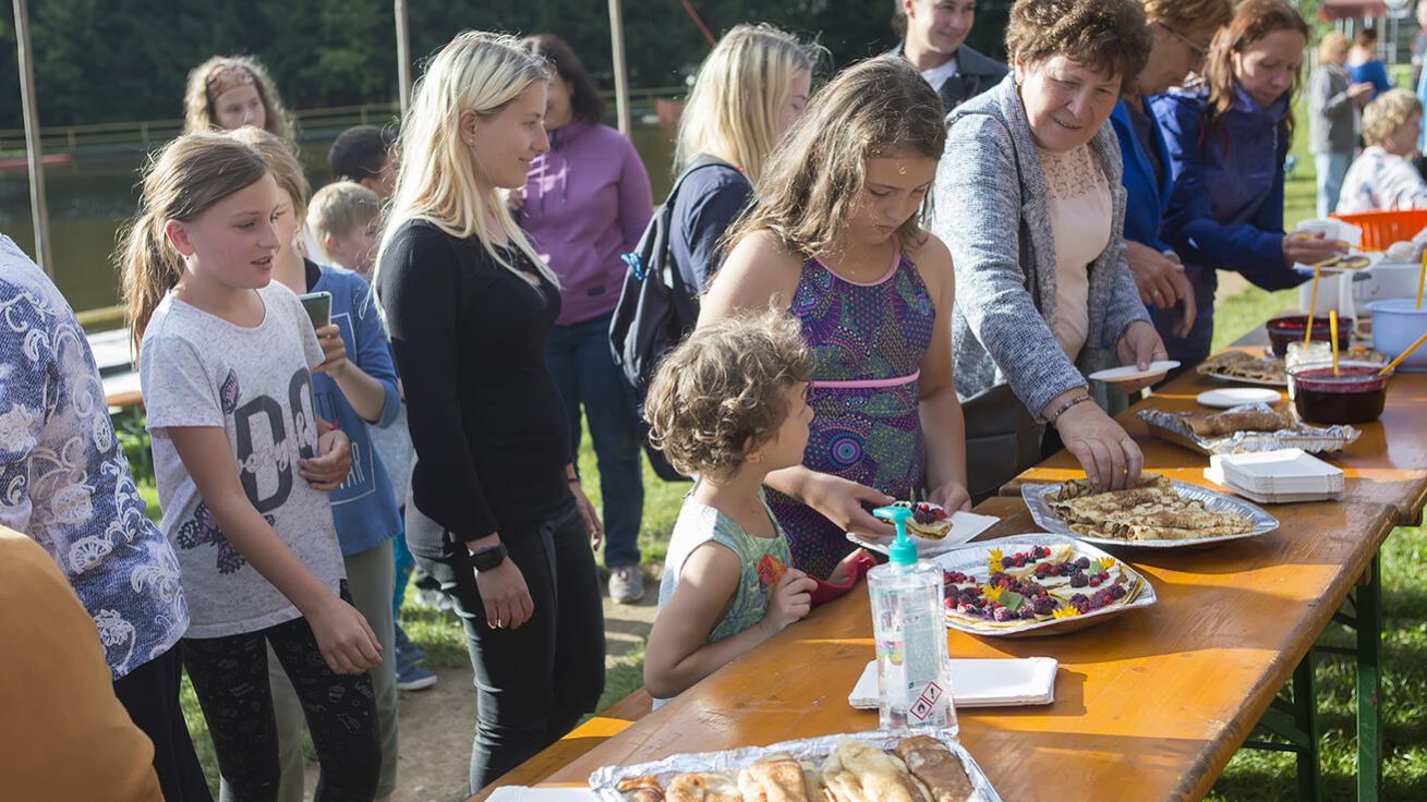 image:Image Z mnoha druhů lívanců si na Lívancové pouti v Manětíně, která tentokrát probíhala ve znamení díků za renovované varhany v kostele sv. Barbory, si vybral úplně každý.