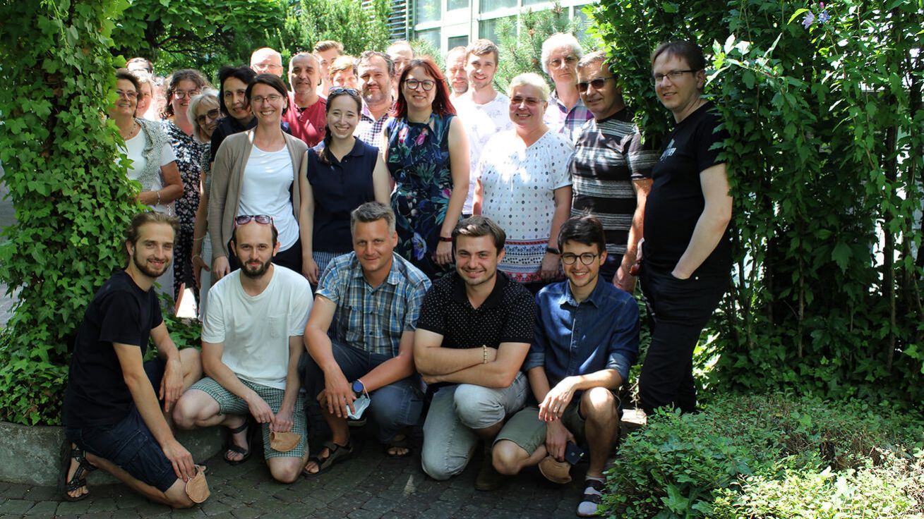 image:Image Letní pozdrav z atria nového sídla.