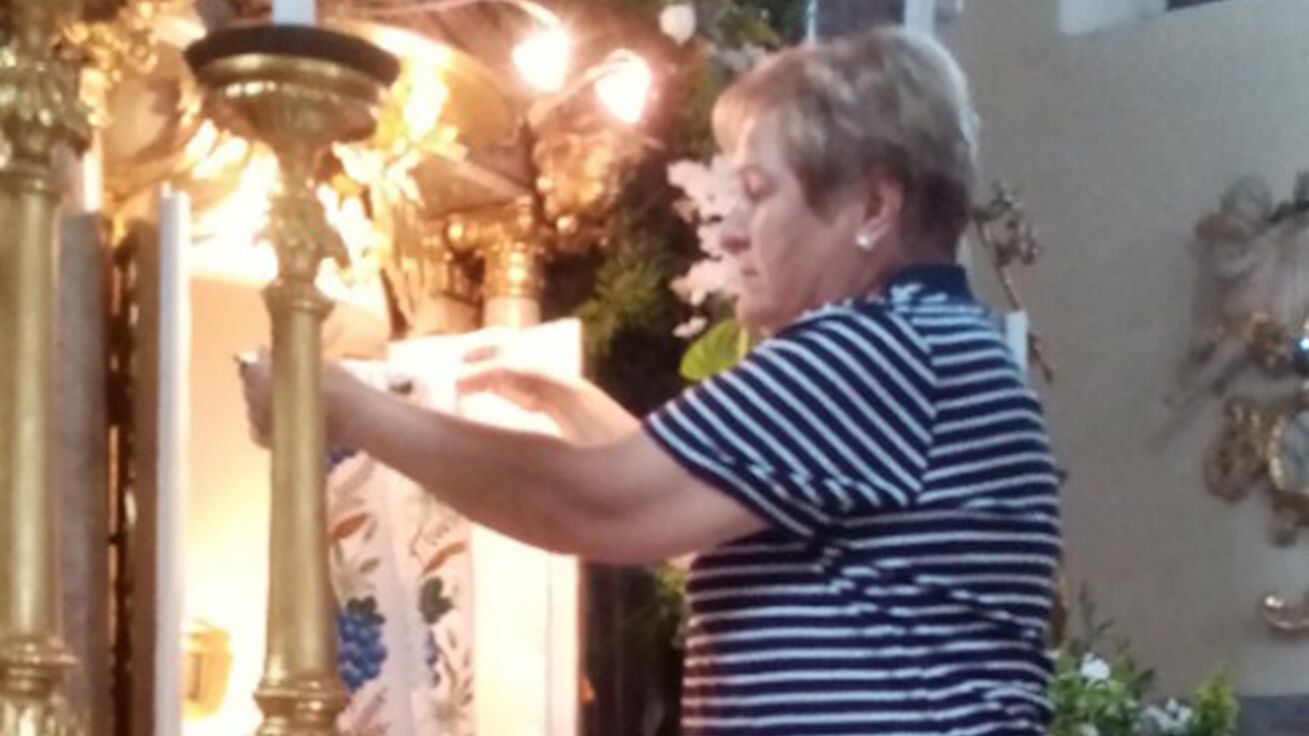 image:Image O čistotu a vůni oltáře v moravských Žarošicích pečuje Eliška Vachová (vlevo), pomáhají jí další tři farnice.