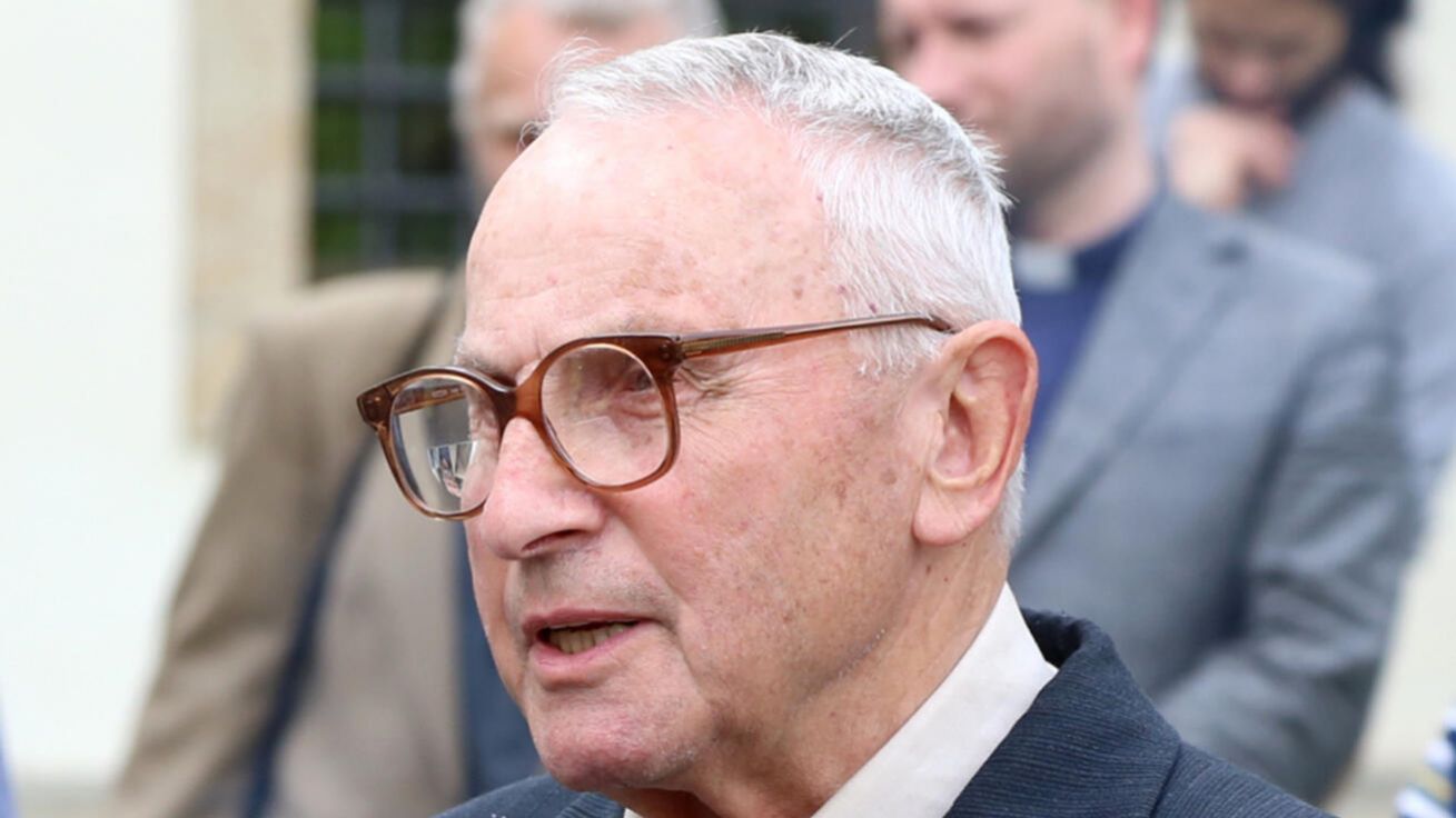 image:Image Prof. Stanislav Sousedík po převzetí zlaté pamětní medaile Univerzity Karlovy (2015). KTF UK letos při příležitosti jeho jubilea pořádá mezinárodní konferenci (27.–29.10).