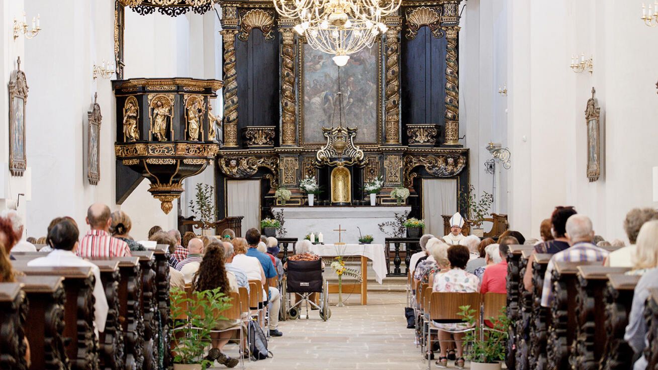 image:Image Chrám Nanebevzetí Panny Marie představující srdce plaského kláštera požehnal po celkové rekonstrukci 14. srpna biskup Tomáš Holub.