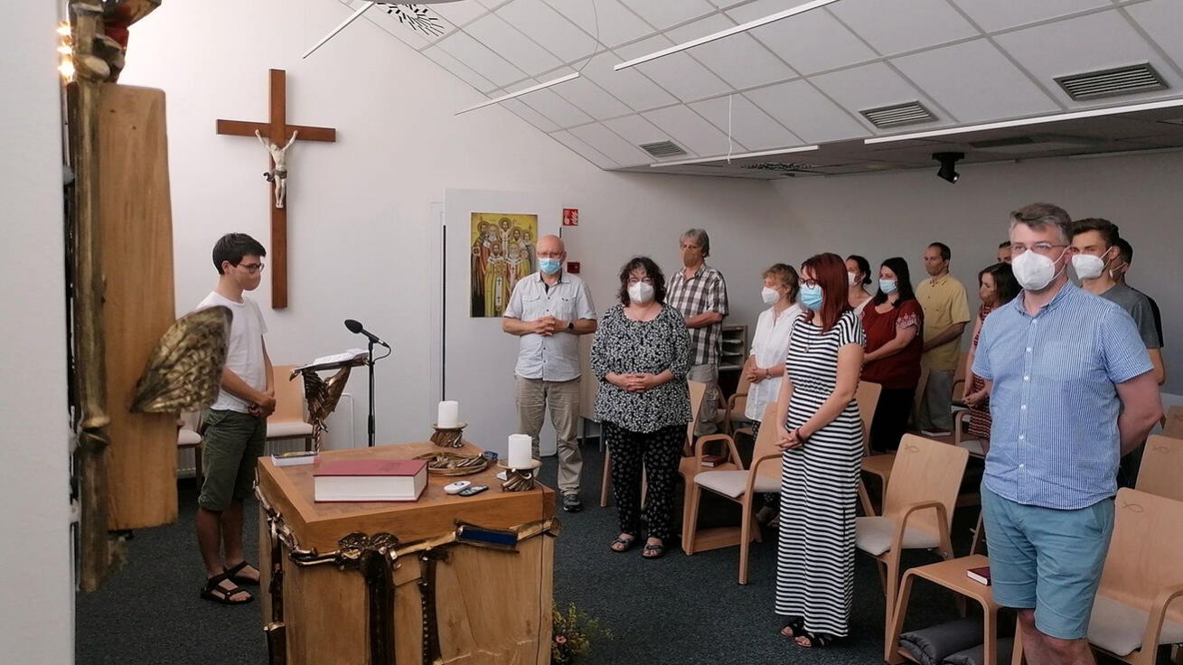 image:Image Proglasácký kolektiv při polední modlitbě.