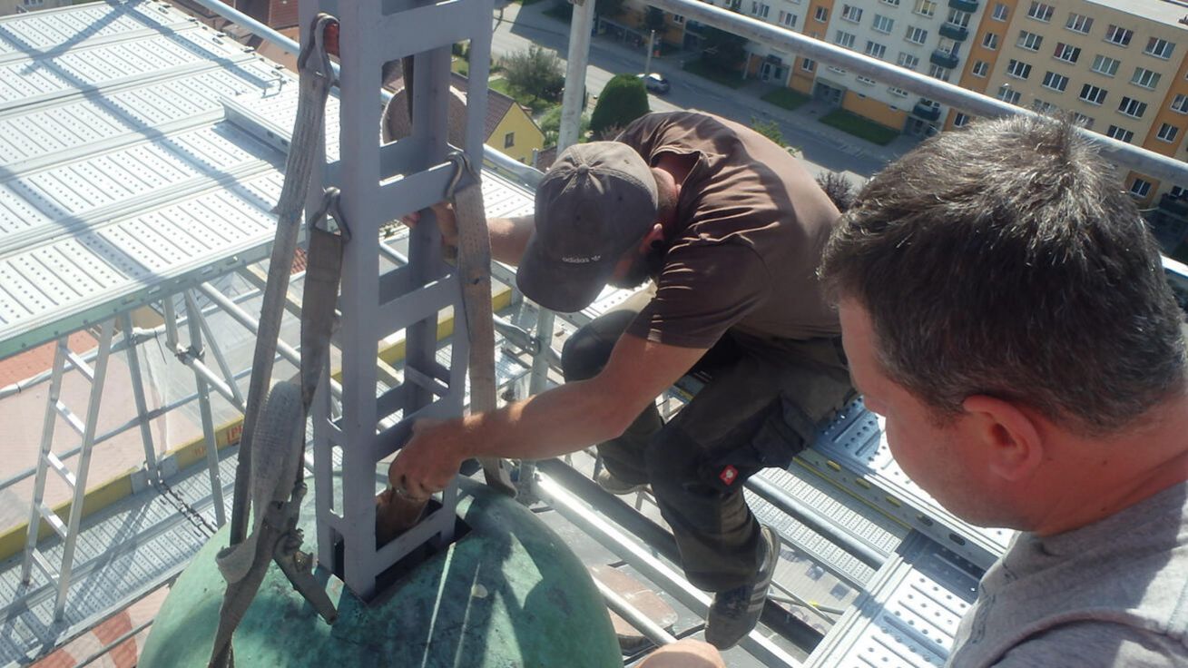 image:Image Klempíř Petr Lattner ukládá schránku do věže.