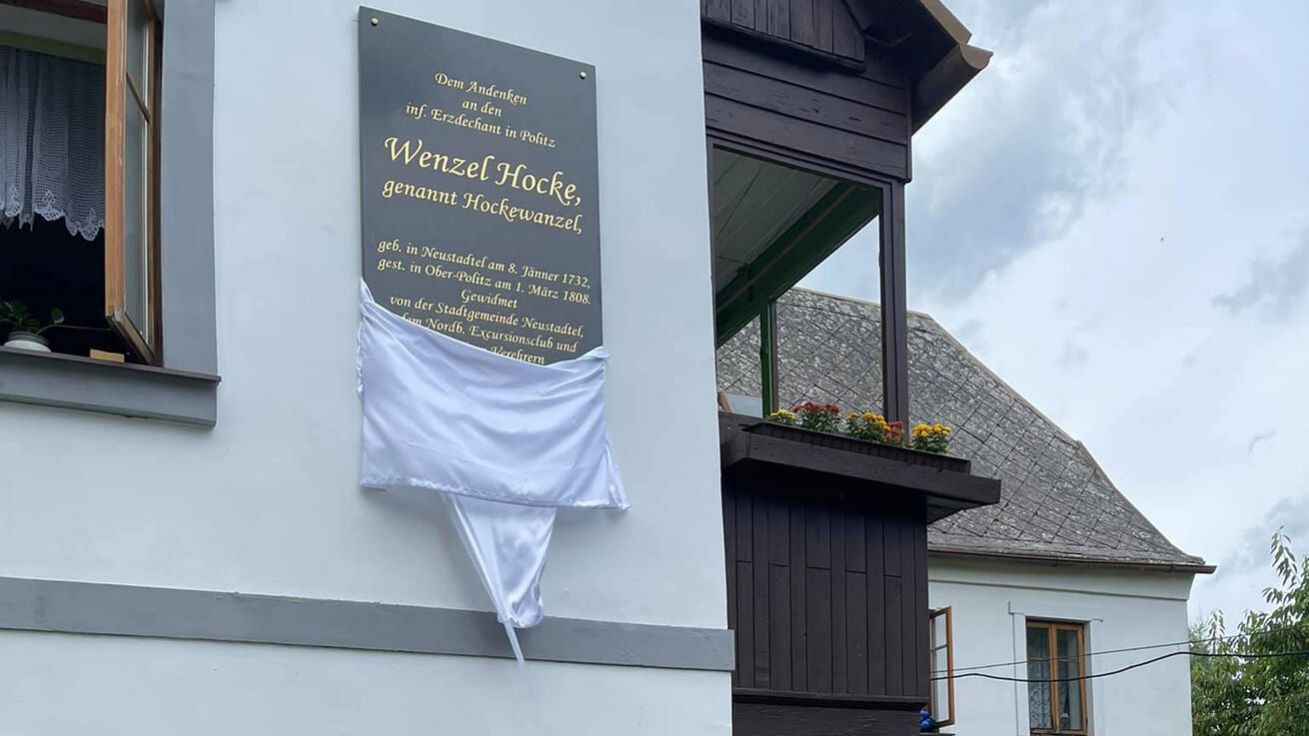 image:Image Pamětní desku na rodném domě odhalil arciděkanův vzdálený příbuzný Wolfgang Hennig.