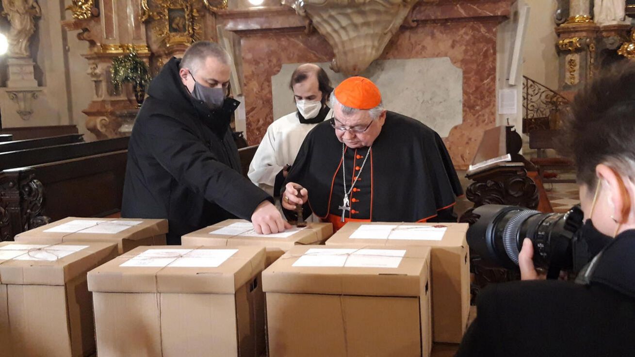 Takto vypadá zakončení diecézní fáze blahořečení. Sesbíraná svědectví a dokumenty ke kauze P. Adolfa Kajpra SJ se letos v lednu zapečetila do krabic a odeslala do Vatikánu. image:Image Takto vypadá zakončení diecézní fáze blahořečení. Sesbíraná svědectví a dokumenty ke kauze P. Adolfa Kajpra SJ se letos v lednu zapečetila do krabic a odeslala do Vatikánu.