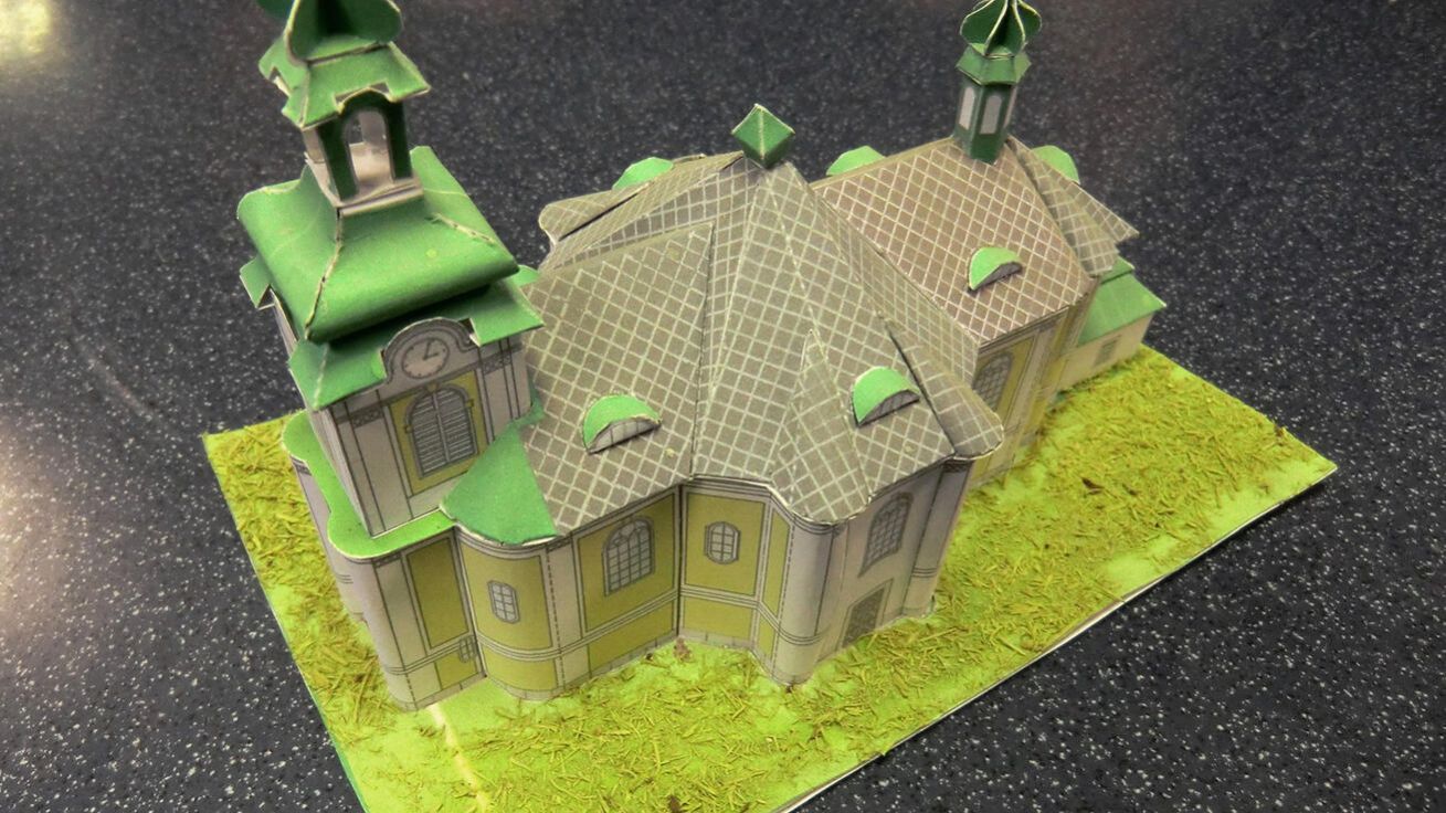 image:Image Spolek Michael vytvořil i papírový model kostela ve Smržovce.