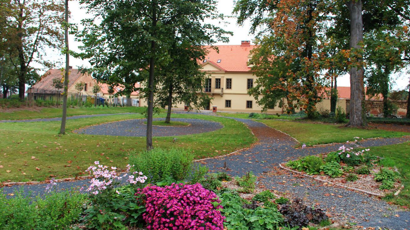 image:Image Dříve zpustlý zemědělský areál je dnes upravený a začíná hrát barvami.