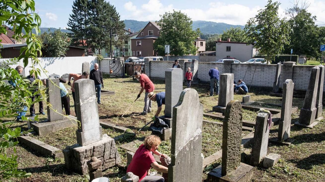 image:Image Evangelizační den připomněl i nepravosti, kvůli kterým trpěli jablunkovští Židé. Křesťané z různých církví teď společně uklidili starý židovský hřbitov.