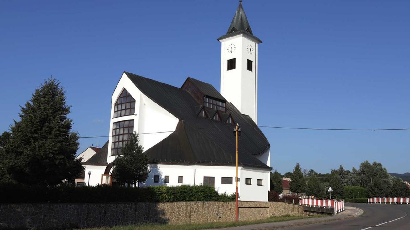 image:Image Kostel sv. Ludmily je ozdobou centra Suché Lozi.