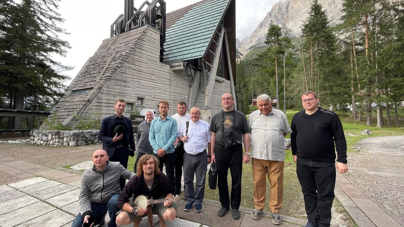 image:Image Formačního pobytu v horách se kromě biskupa Jana Vokála zúčastnili i pomocný biskup Josef Kajnek a generální vikář Mons. Jan Paseka.