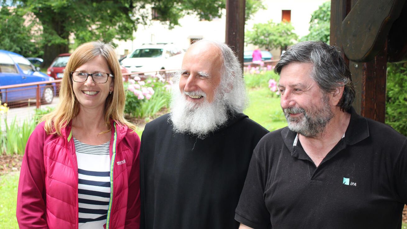 image:Image „Štěstí je vděčnost za to, co máme, lomeno sháněním se po tom, co nepotřebujeme,“ říká Ján Košturiak (vpravo). Na snímku s manželkou a benediktinem P. Anselmem Grünem.