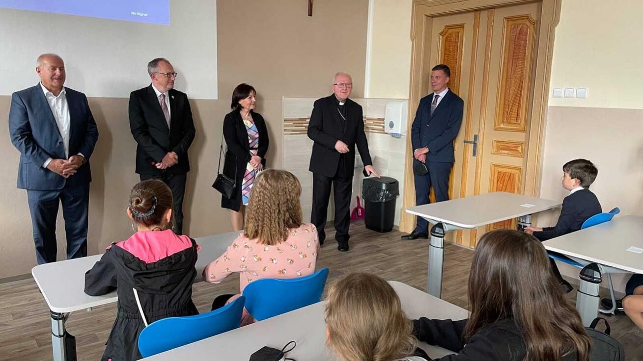 image:Image Nový školní rok přijel zahájit na Biskupské gymnázium Varnsdorf litoměřický biskup Jan Baxant. Navštívil také jiříkovské středisko Schrödingerova institutu, který zřizuje biskupství.