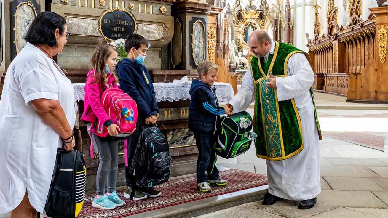 image:Image S požehnanými školními aktovkami vyrazily do nového školního roku děti z kladrubského klášterního kostela, kde jim požehnání udělil P. Miroslav Martiš.