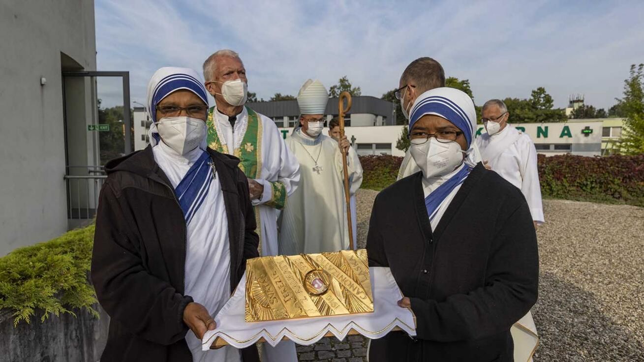 image:Image Sestry Matky Terezy přinesly ostatky své zakladatelky.