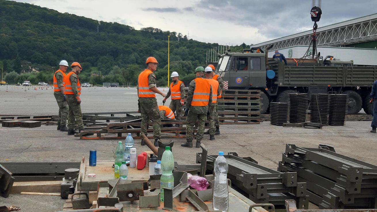 image:Image Pro bezpečnější přístup poutníků pokládá armáda u stadionu přes Torysu pontonový most.