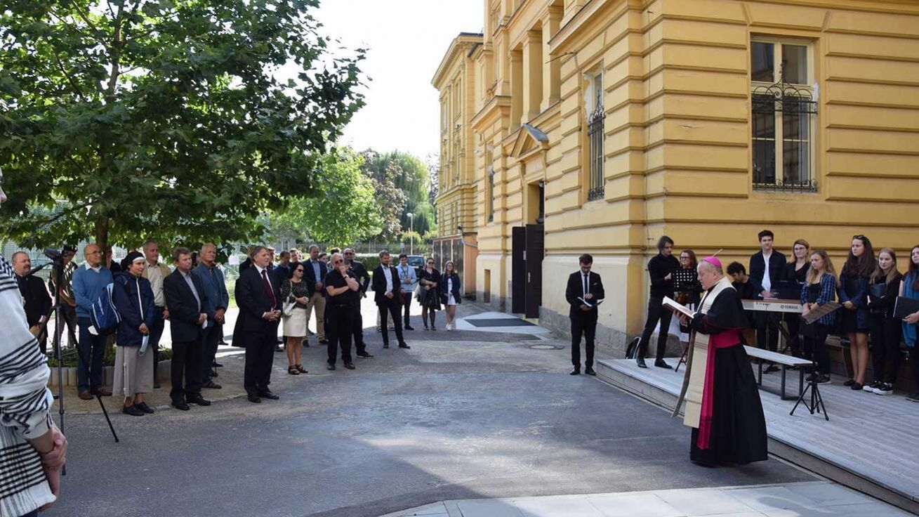 image:Image Žehnání opravených prostor Biskupského gymnázia v Hradci Králové.