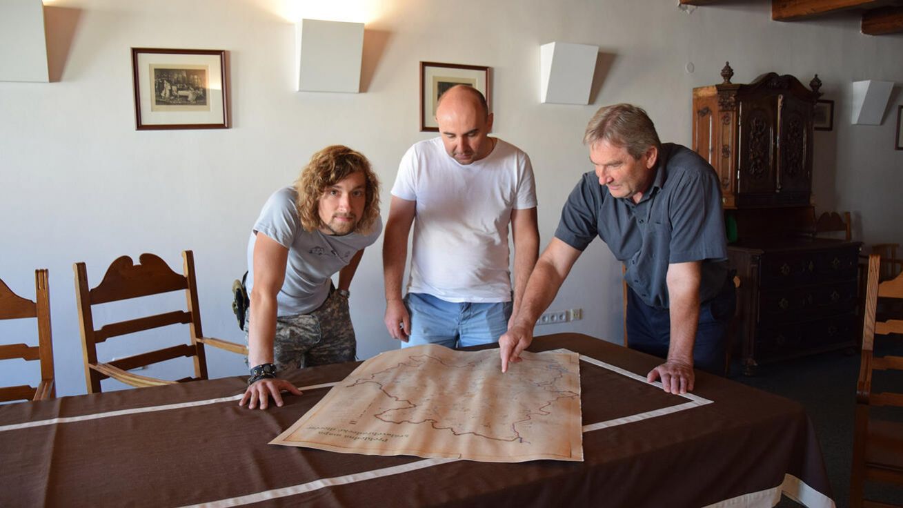 image:Image O rozloze královéhradecké diecéze hovořili nad mapou bohoslovci s vedoucím odboru správy majetku Petrem Kábrtem.