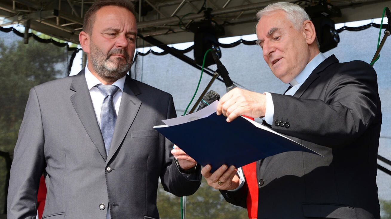 image:Image Čestné občanství obce Lipůvka převzal za svého předchůdce Karla Skoupého biskup Vojtěch Cikrle.