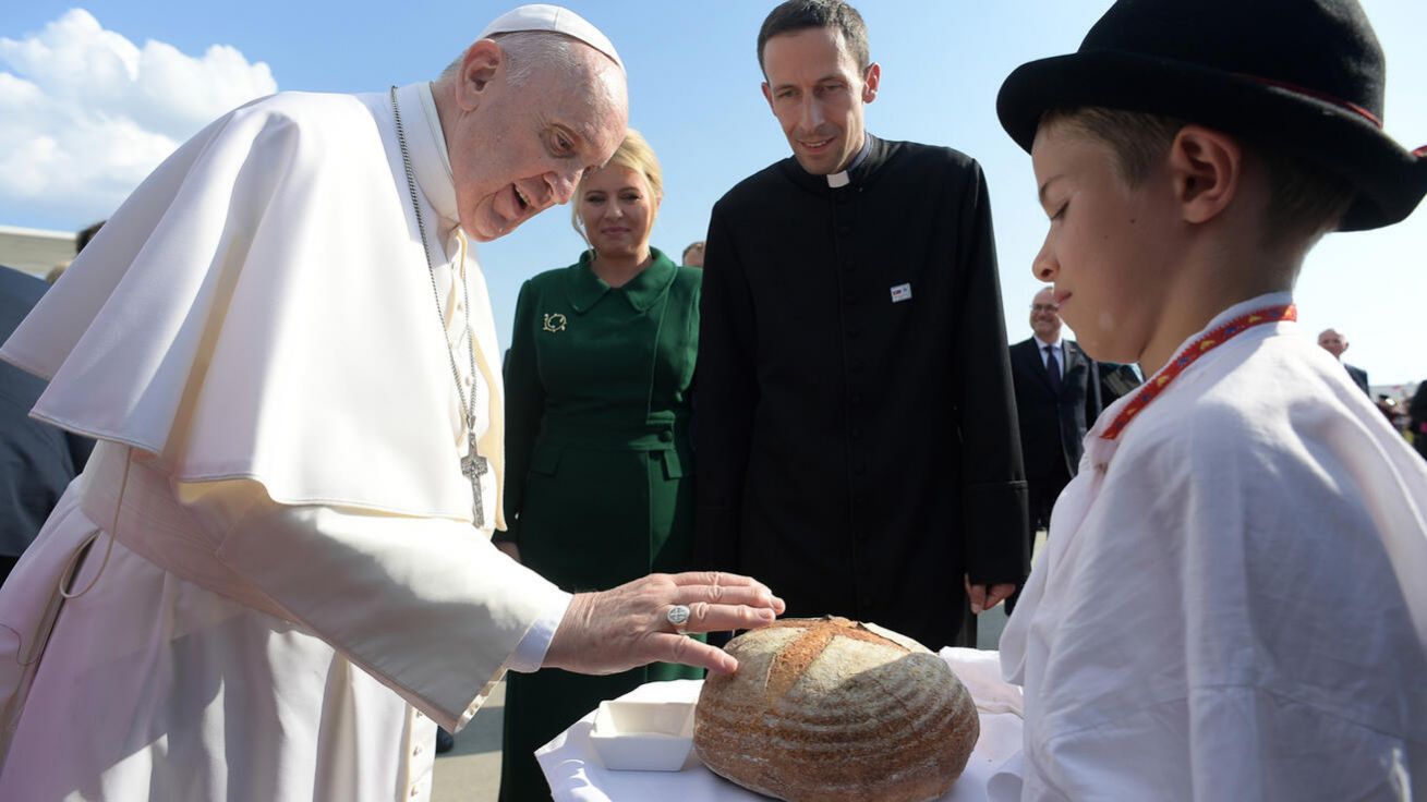 image:Image Chlebem a solí přivítali Slováci papeže Františka. Chléb pak také dostal darem od prezidentky Čaputové.