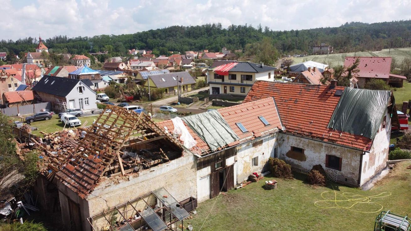 image:Image Poškozené domy v obci Stebno se postupně opravují.