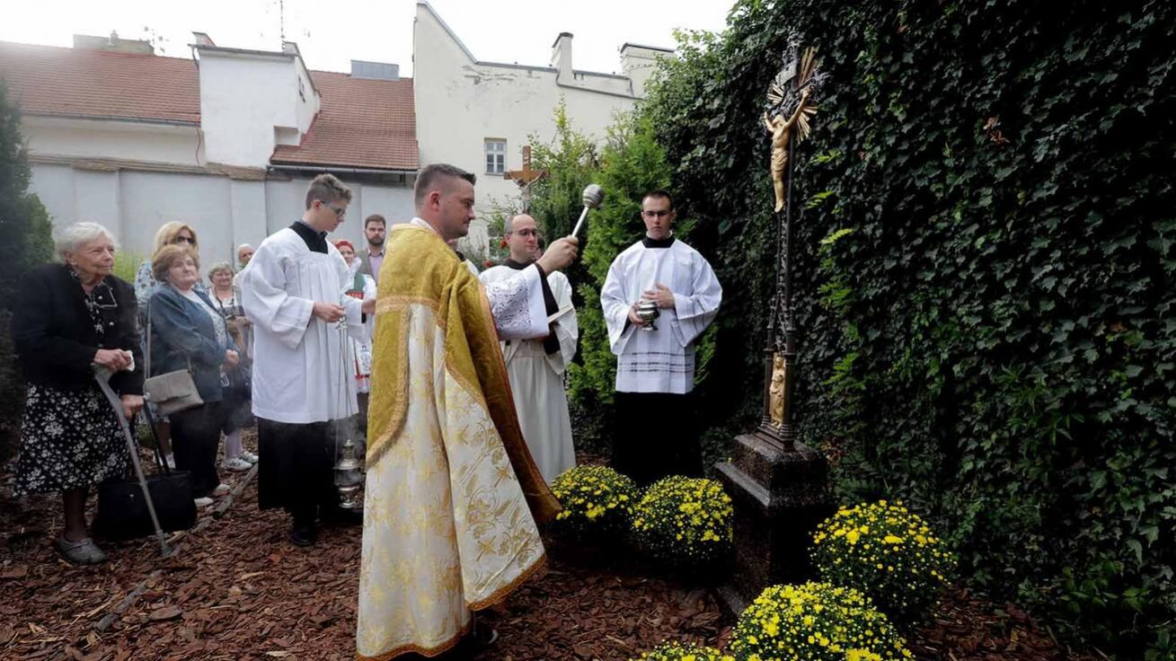 image:Image P. Cyril Josef Komosný OFMCap. žehná kříž.