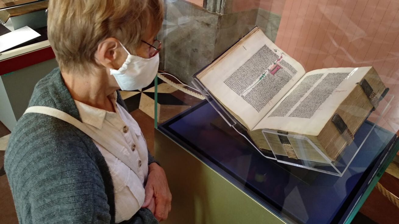 image:Image Návštěvníci si Lipnickou bibli mohli prohlédnout za sklem i jí „zalistovat“ na dotekové obrazovce.
