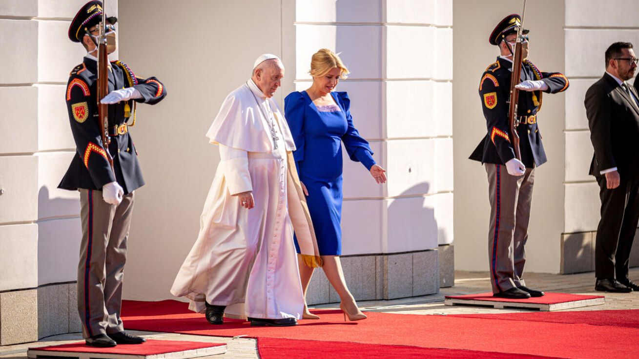 image:Image Papež František se slovenskou prezidentkou Zuzanou Čaputovou při uvítací ceremonii v Prezidentském paláci.