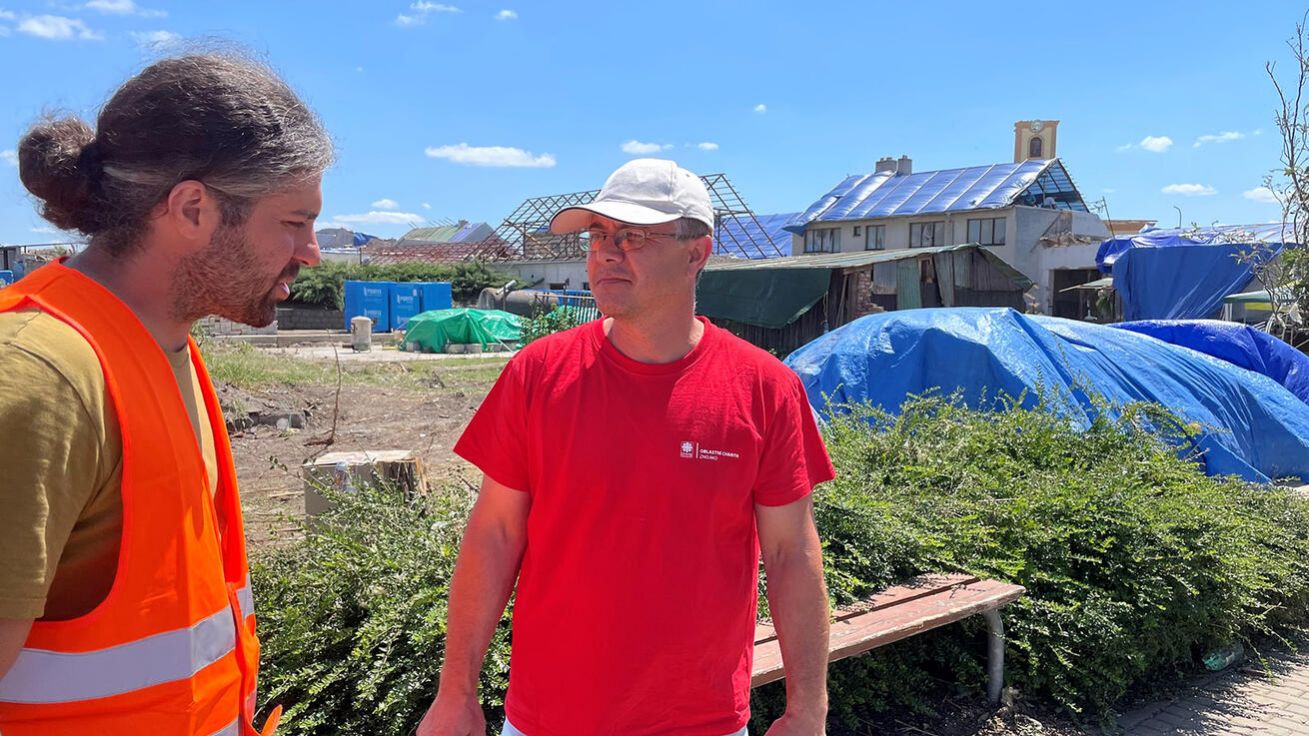 image:Image Charitní pracovníci v poničené Moravské Nové Vsi.