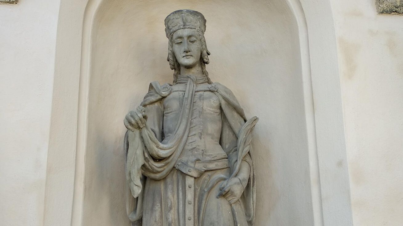 image:Image Socha sv. Ludmily na nádvoří kostela sv. Kateřiny na Tetíně.