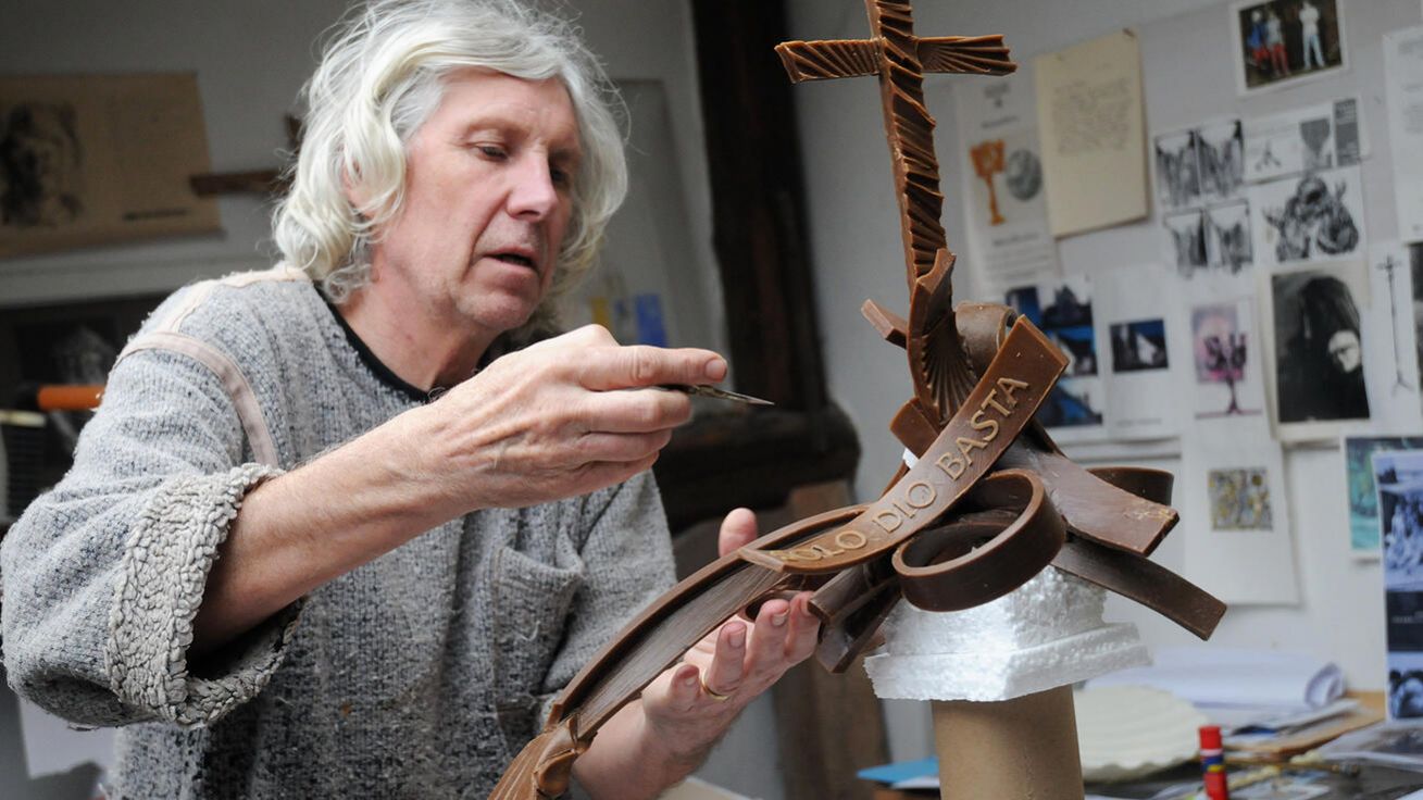 image:Image Otmar Oliva při tvorbě voskového modelu křtitelnice pro kostel Pražského Jezulátka.