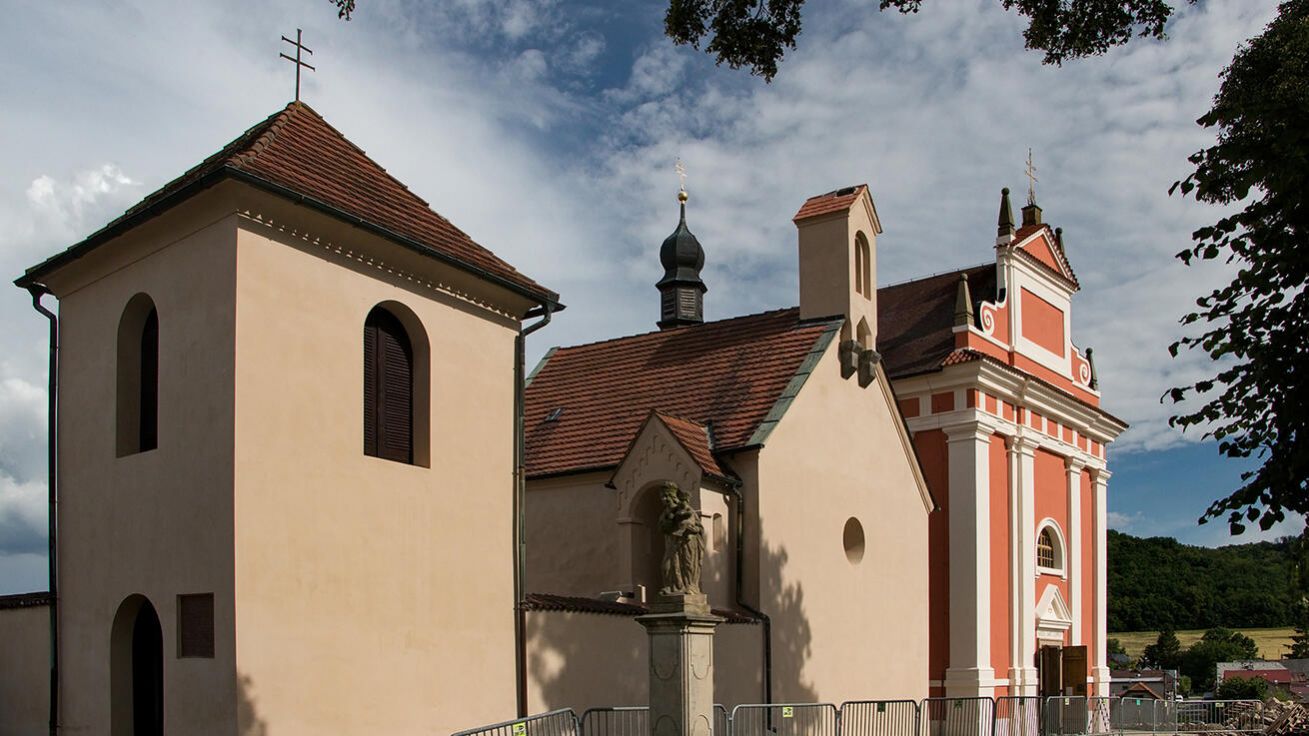 image:Image Opravené tetínské kostely sv. Kateřiny (vlevo) a sv. Ludmily (vpravo) o tomto víkendu přivítají poutníky na bohoslužbách i doprovodným kulturním programem.