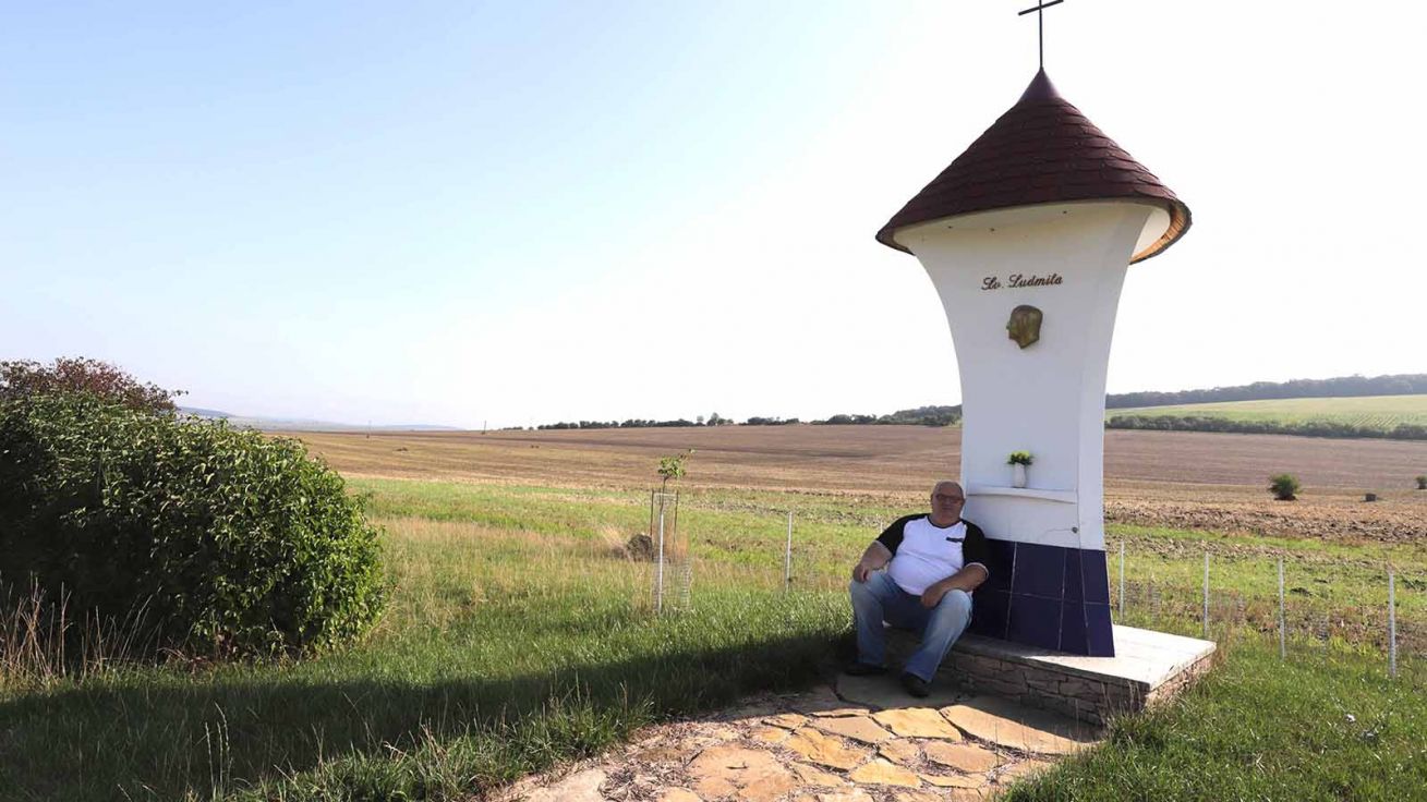 image:Image Václav Hučík u kapličky sv. Ludmily, kterou sám navrhl i postavil.