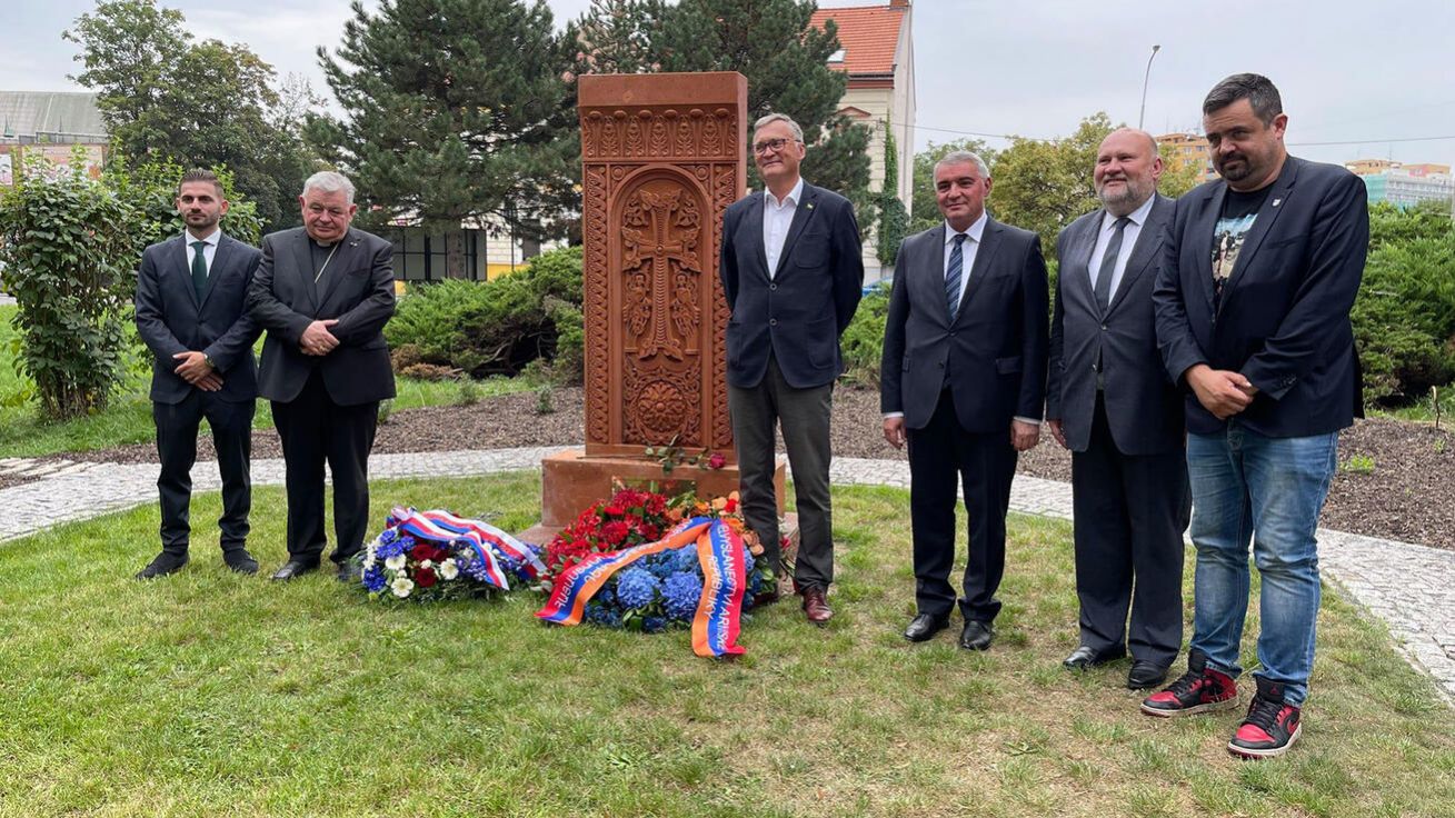 image:Image Památník odhalil Armén Telman Nersisjan (vlevo).