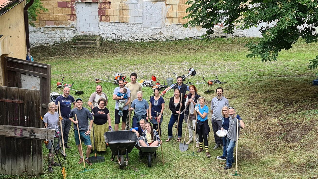 image:Image Na Cibulce se už teď konají brigády i kulturní akce, kde je možné dozvědět se o projektu Kataríny (osmá zprava) a Ondřeje (třetí zprava) Vlčkových více.