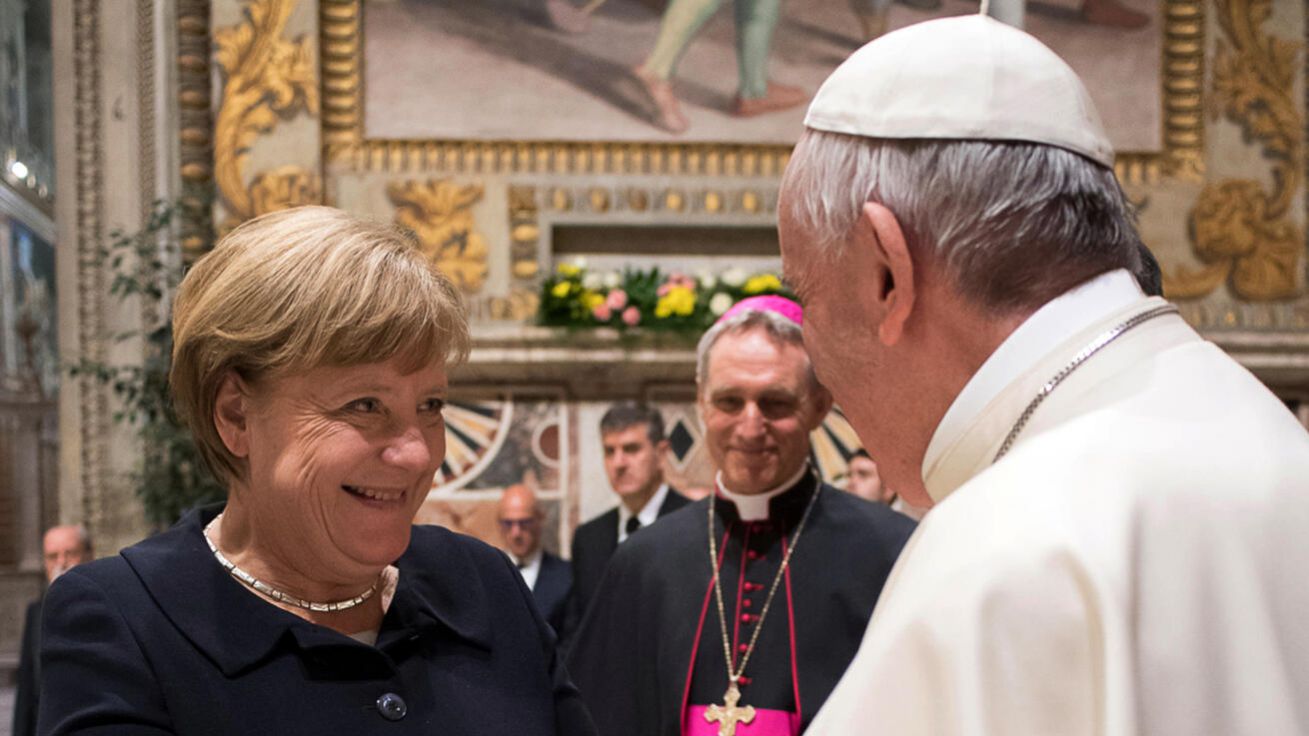 V době migrační krize Merkelová velmi ocenila podporu papeže Františka i nejvyšších představitelů německé katolické i evangelické církve. image:Image V době migrační krize Merkelová velmi ocenila podporu papeže Františka i nejvyšších představitelů německé katolické i evangelické církve.