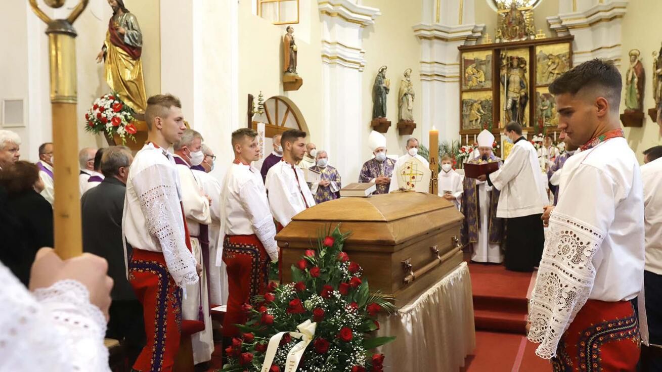 image:Image S biskupem Petrem Esterkou se v Dolních Bojanovicích rozloučila i krojovaná chasa.