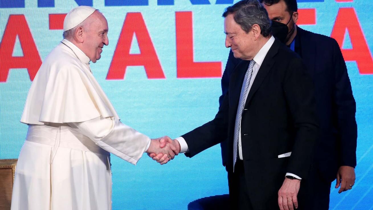 K veřejným problémům se vyjadřuje i papež František. Často musí jednat i s politiky, třeba s italským premiérem Mariem Draghim. image:Image K veřejným problémům se vyjadřuje i papež František. Často musí jednat i s politiky, třeba s italským premiérem Mariem Draghim.