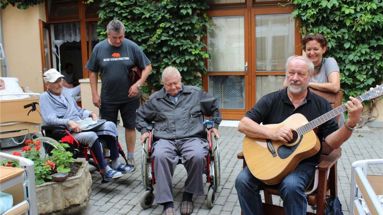 image:Image Dobrovolníci s pacienty často tráví volný čas, ale musí umět i o ně pečovat.