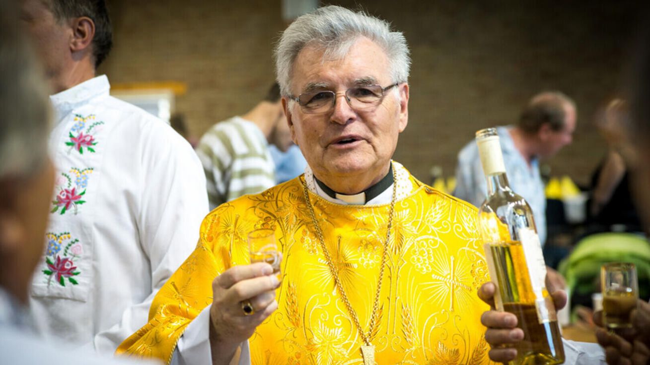 image:Image Biskup Petr Esterka obětavě sloužil našim krajanům v Americe.