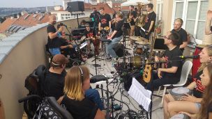 Ze střechy církevní nemocnice hráli Tap Tap image:Image Ze střechy církevní nemocnice hráli Tap Tap